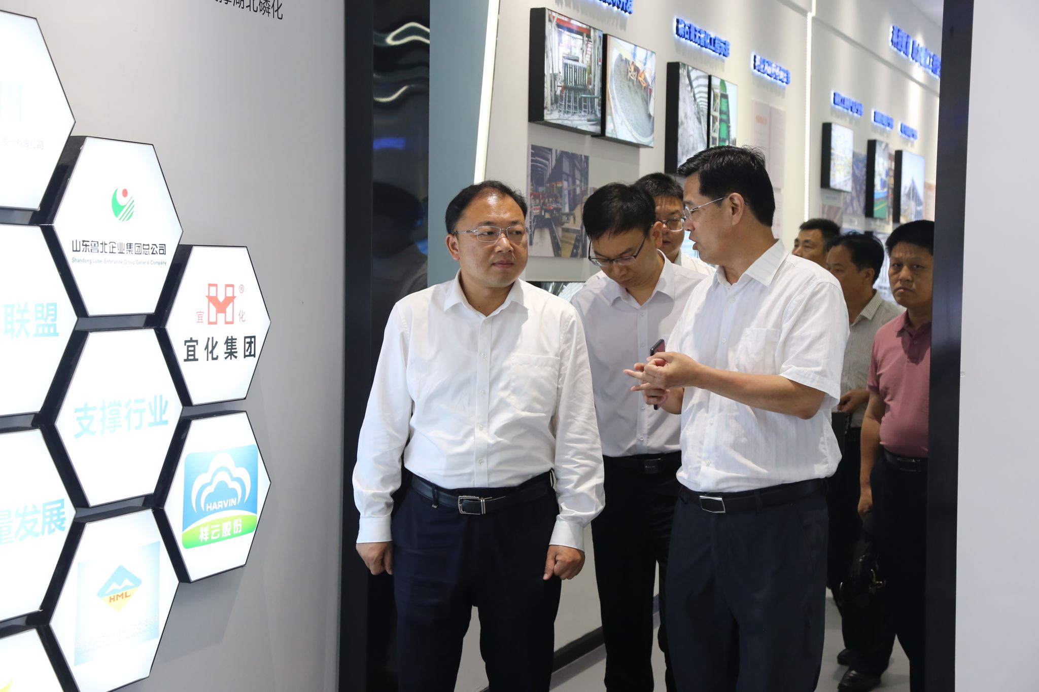 鄂州市鄂城区区委副书记,区长夏鑫一行来校调研交流